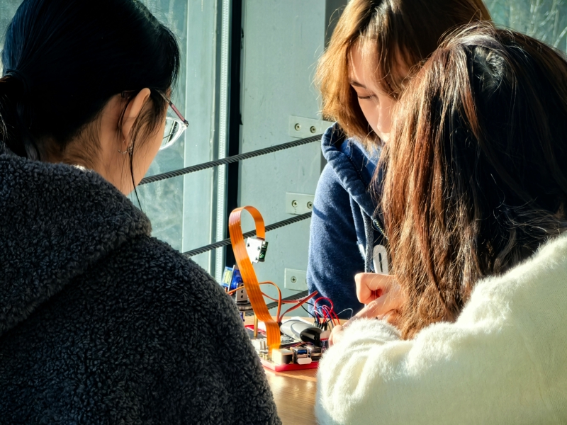 学生组装硬件